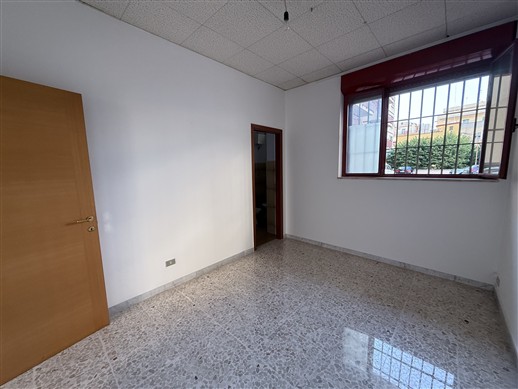 Locale Categoria Catastale A/10. Piano Terra, Ingresso Indipendente.
